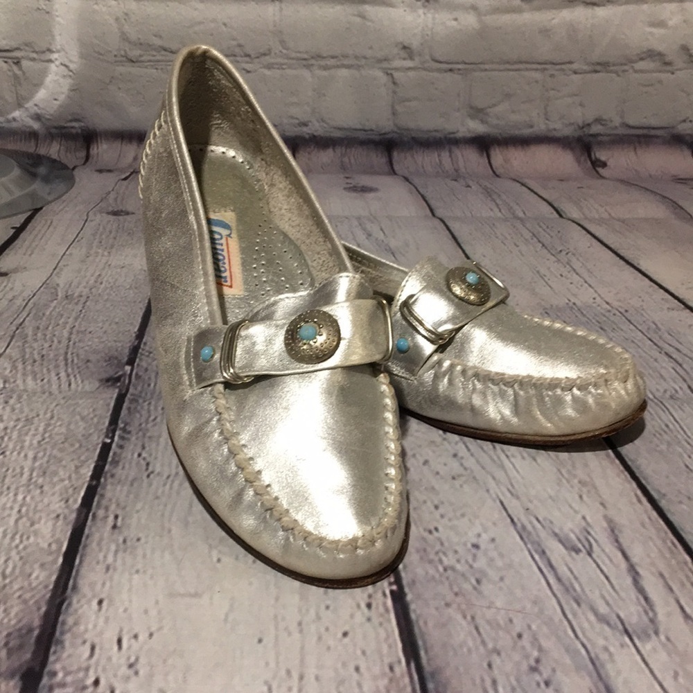New Listing -  Vintage Silver leather flats with turquoise accents Sz 6